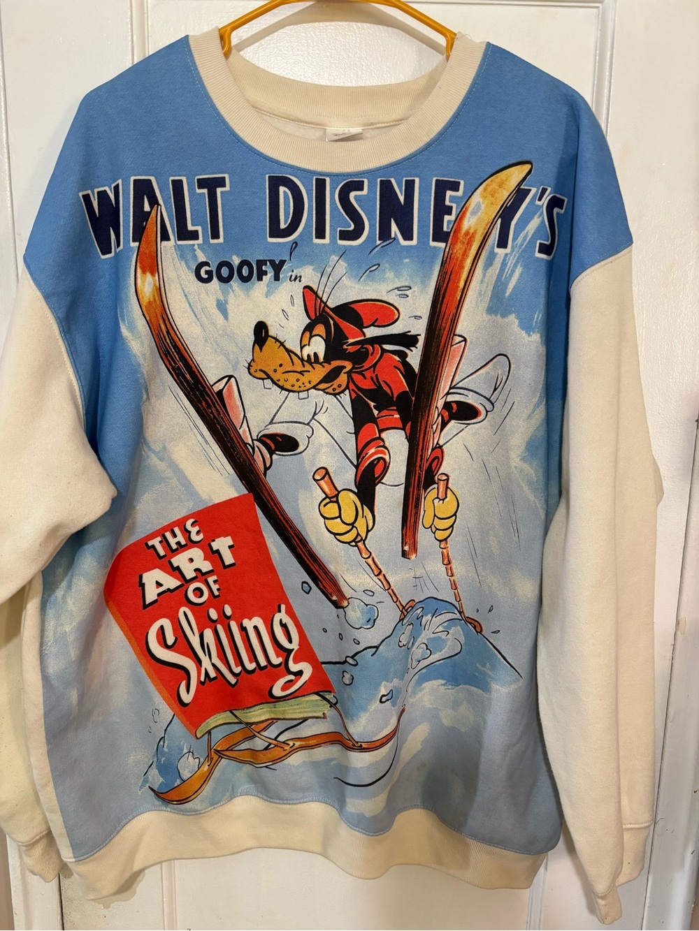 WALT DISNEYS GOOFY SKI SWEATSHIRT MENS.